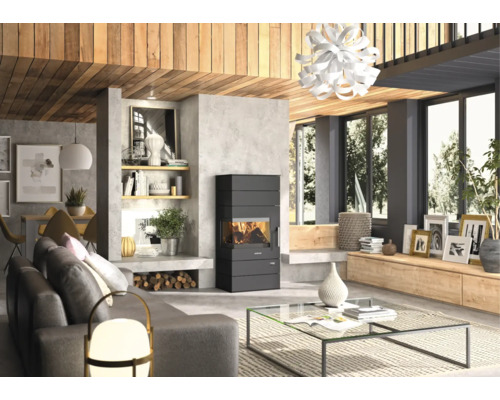 Modernes, helles Wohnzimmer mit schwarzem Kaminofen, Holzdecke, grossen Fenstern, grauem Sofa und Glastisch.