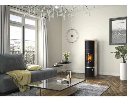 Poêle à bois moderne avec feu dans un salon avec canapé, table en verre et parquet.
