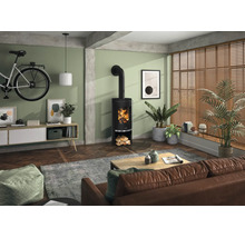 Moderner Kaminofen in einem hellen Wohnzimmer mit Parkettboden, Ledersofa und grossen Fenstern mit Holzjalousien.