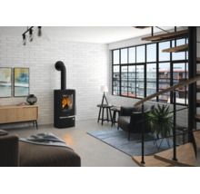 Moderner Wohnraum mit brennendem Kaminofen aus Metall, Ziegelwand, Ledersessel, grossem Fenster und Treppe.