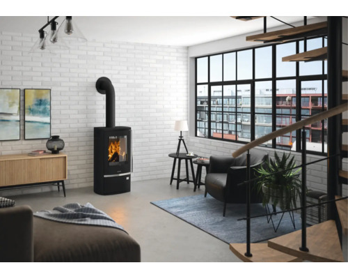 Moderner Wohnraum mit brennendem Kaminofen aus Metall, Ziegelwand, Ledersessel, grossem Fenster und Treppe.