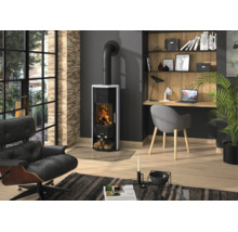 Poêle à bois moderne en acier noir avec revêtement clair et plaque de sol en verre dans un salon aménagé avec un espace de travail.