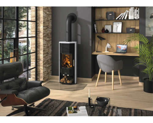 Poêle à bois moderne en acier noir avec revêtement clair et plaque de sol en verre dans un salon aménagé avec un espace de travail.