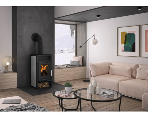 Modernes Wohnzimmer mit Kaminofen, grossem Fenster, hellem Sofa und runden Glastischen auf Holzfussboden.