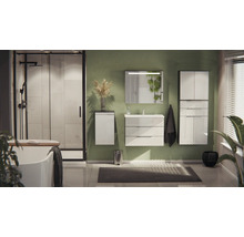 Salle de bains moderne avec meubles blancs, mur vert, douche à l'italienne avec cadre noir, baignoire et miroir éclairé au-dessus du meuble vasque.