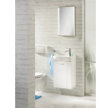 Helles Gäste-WC mit weißem Waschtischunterschrank, Keramikwaschbecken, Chromarmatur, beleuchtetem Spiegel und Wand-WC.