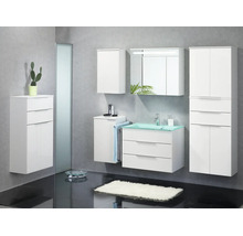 Modernes Badezimmermöbel-Set in Weiss mit grünem Glaswaschbecken, Spiegelschrank mit Beleuchtung und mehreren Hängeschränken.