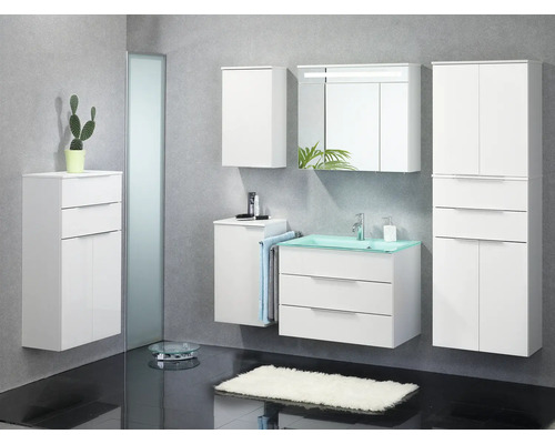 Modernes Badezimmermöbel-Set in Weiss mit grünem Glaswaschbecken, Spiegelschrank mit Beleuchtung und mehreren Hängeschränken.