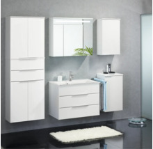 Modernes weisses Badezimmermöbel-Set bestehend aus Waschtisch, Spiegelschrank mit Beleuchtung, Hochschrank und weiteren Schränken.