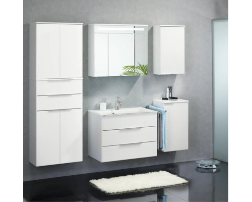 Modernes weisses Badezimmermöbel-Set bestehend aus Waschtisch, Spiegelschrank mit Beleuchtung, Hochschrank und weiteren Schränken.
