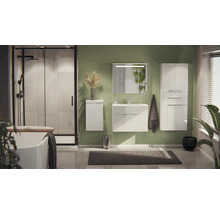 Modernes Badezimmer mit weißen Möbeln, Waschplatz mit Spiegel, Hochschrank, Walk-In Dusche mit schwarzem Rahmen und freistehender Badewanne.