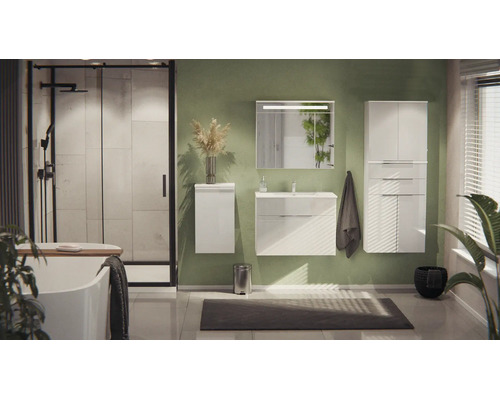 Modernes Badezimmer mit weißen Möbeln, Waschplatz mit Spiegel, Hochschrank, Walk-In Dusche mit schwarzem Rahmen und freistehender Badewanne.