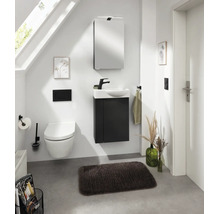 Modernes Gästebad mit dunklem Waschtischunterschrank, weißer Wand-Toilette, Spiegelschrank und schwarzen Armaturen unter einer Dachschräge.