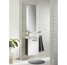 Modernes, helles Gäste-WC mit kompaktem Waschplatz: Keramik-Waschbecken, Unterschrank in Weiß und Holzoptik, hohem Lichtspiegel und Armatur.