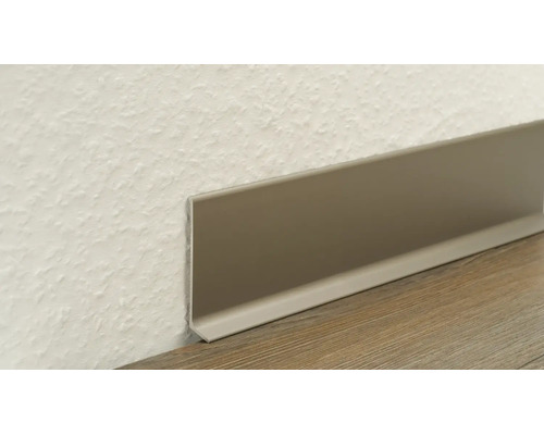 Weichsockelleiste an der Verbindung zwischen Wand und Boden montiert.