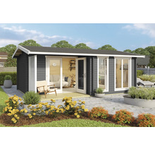 Abri de jardin moderne en bois avec de grandes baies vitrées, des cadres de fenêtres clairs et un toit à deux pans sur une terrasse pavée.