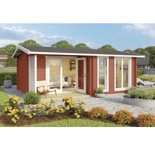 Rotes Gartenhaus aus Holz mit weißen Fensterrahmen und Glastüren auf einer gepflasterten Terrasse inmitten eines Gartens mit gelben Blumen.