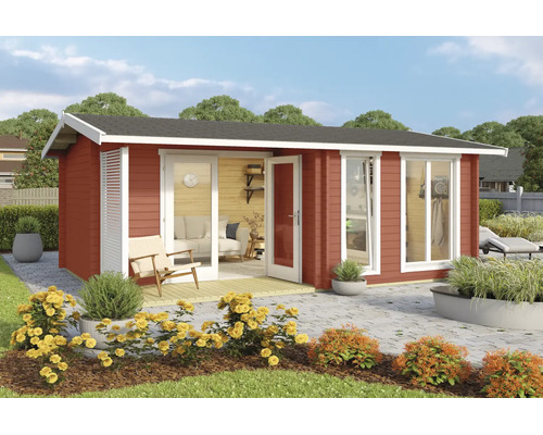 Abri de jardin en bois rouge avec des cadres de fenêtres blancs et des portes vitrées sur une terrasse pavée dans un jardin avec des fleurs.