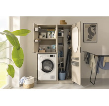 Armoire de buanderie pratique avec lave-linge intégré, étagères pour lessive et support pour table à repasser.
