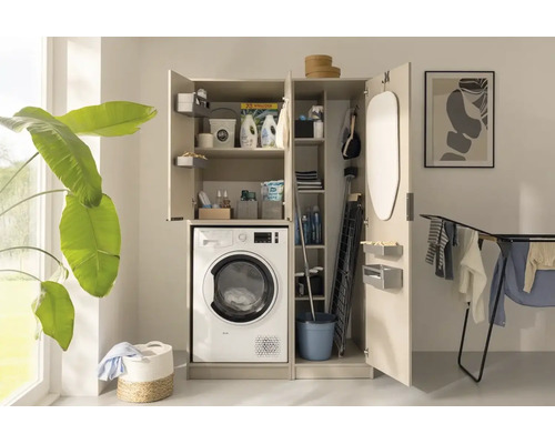 Armoire de buanderie pratique avec lave-linge intégré, étagères pour lessive et support pour table à repasser.