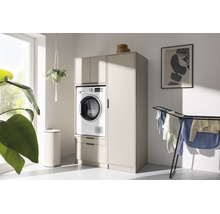 Buanderie moderne et lumineuse avec un meuble pour lave-linge beige, une armoire haute, un lave-linge, un séchoir et des plantes.