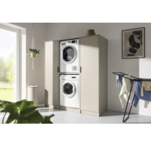 Meuble pour machine à laver beige avec colonnes de rangement et espace pour sèche-linge superposé dans une buanderie