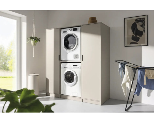 Meuble pour machine à laver beige avec colonnes de rangement et espace pour sèche-linge superposé dans une buanderie