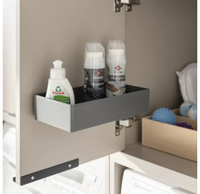 Boîte de rangement grise montée sur une porte d'armoire contenant des produits d'entretien, idéale pour l'organisation.