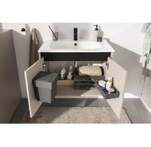 Meuble sous-vasque avec portes ouvertes, équipé d'une poubelle sur la porte gauche et d'un plateau de rangement sur la porte droite.