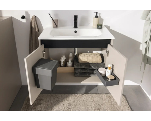 Meuble sous-vasque avec portes ouvertes, équipé d'une poubelle sur la porte gauche et d'un plateau de rangement sur la porte droite.