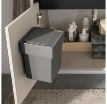 Poubelle encastrable montée sur une porte de placard, idéale pour la salle de bain ou la cuisine pour un gain de place.