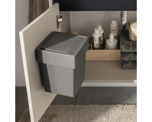 Poubelle encastrable montée sur une porte de placard, idéale pour la salle de bain ou la cuisine pour un gain de place.