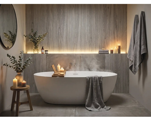 Salle de bains moderne avec une baignoire îlot ovale, un revêtement mural aspect bois et un éclairage indirect.