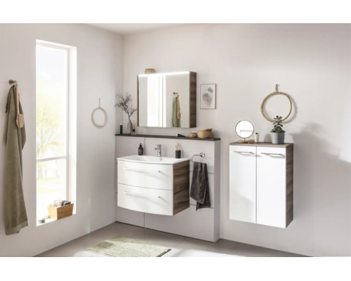 Ensemble de meubles de salle de bain moderne, aspect bois et blanc, avec lavabo, armoire de toilette et meuble suspendu.
