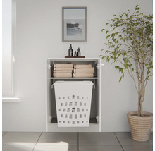 Meuble de salle de bain suspendu avec panier à linge intégré, deux portes ouvertes et serviettes dans le compartiment supérieur.