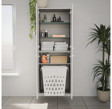 Armoire haute de salle de bain blanche avec portes ouvertes, panier à linge intégré, étagères en verre et espace de rangement.