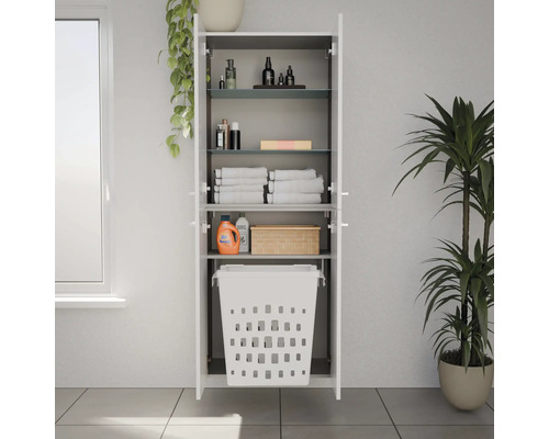 Armoire haute de salle de bain blanche avec portes ouvertes, panier à linge intégré, étagères en verre et espace de rangement.