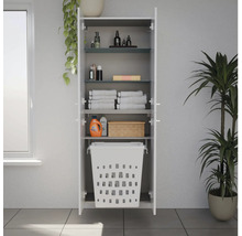 Armoire haute de salle de bain ouverte avec étagères, serviettes, produits de soin et panier à linge intégré.