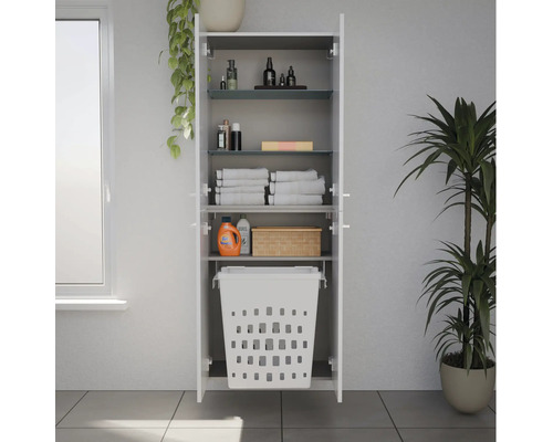 Armoire haute de salle de bain ouverte avec étagères, serviettes, produits de soin et panier à linge intégré.
