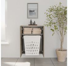 Armoire murale de salle de bain aspect bois avec portes ouvertes, panier à linge blanc intégré et serviettes sur l'étagère supérieure.