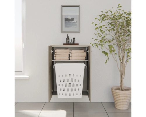 Armoire murale de salle de bain aspect bois avec portes ouvertes, panier à linge blanc intégré et serviettes sur l'étagère supérieure.