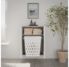 Armoire de salle de bain suspendue avec portes ouvertes, panier à linge blanc intégré et étagère avec serviettes.
