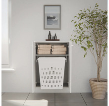 Meuble de salle de bain suspendu avec portes ouvertes, serviettes dans le compartiment supérieur et panier à linge intégré en dessous.