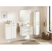Salle de bains lumineuse avec meubles blancs modernes: meuble sous-vasque, armoire haute, meuble mural et miroir lumineux.