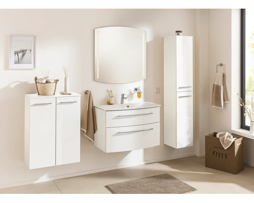 Salle de bains lumineuse avec meubles blancs modernes: meuble sous-vasque, armoire haute, meuble mural et miroir lumineux.
