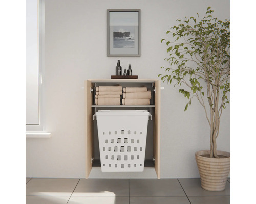 Meuble de salle de bain suspendu aspect bois avec portes ouvertes, panier à linge intégré et étagère pour serviettes.