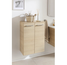 Meuble de salle de bain suspendu aspect bois clair avec deux portes et poignées argentées.