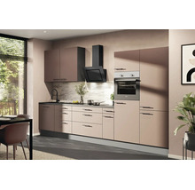 Cuisine intégrée moderne beige avec poignées noires, four encastré, hotte aspirante et fond de hotte aspect marbre.