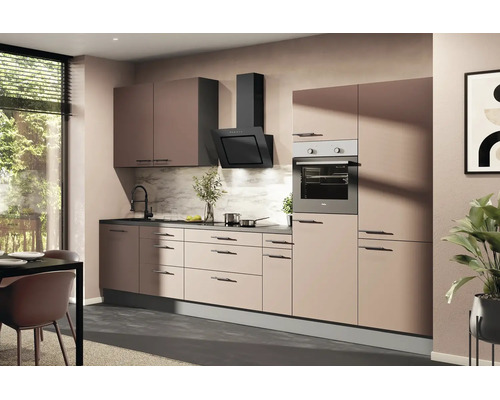 Cuisine intégrée moderne beige avec poignées noires, four encastré, hotte aspirante et fond de hotte aspect marbre.