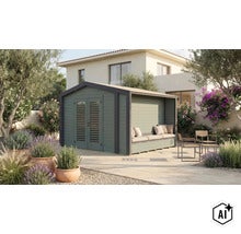 Abri de jardin avec coin salon intégré couvert et banc dans un jardin devant une maison. (Image AI modified or generated)